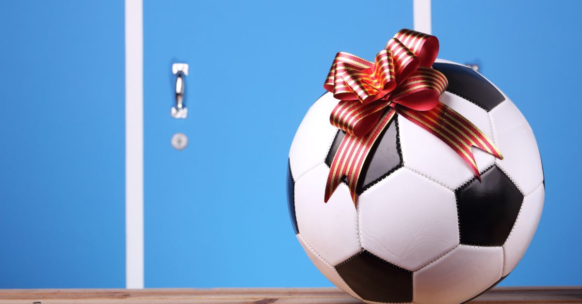 En fodbold med gavebånd på