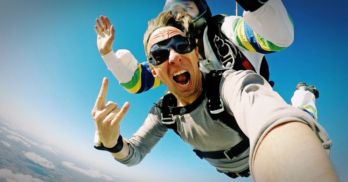 Mand hopper i faldskærm